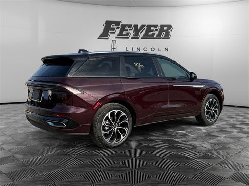 Used 2025 Lincoln Nautilus Reserve image 5