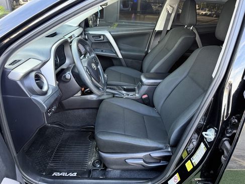 Used 2017 Toyota RAV4 LE FWD image 9