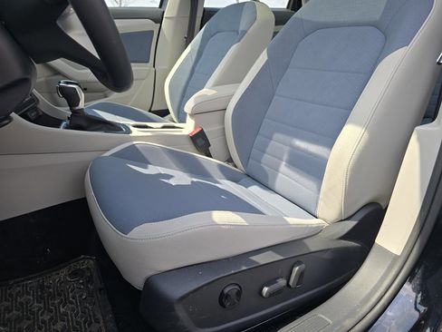 Used 2025 Volkswagen Jetta SE w/ Sunroof Package image 30