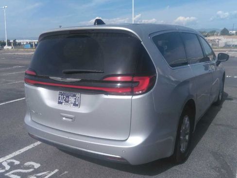 Used 2024 Chrysler Pacifica Touring-L FWD image 3