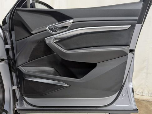 Used 2022 Audi e-tron Premium Plus w/ Premium Plus Package image 27