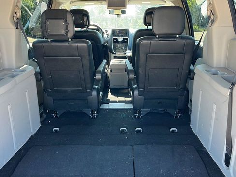 Used 2016 Chrysler Town & Country Touring FWD image 23