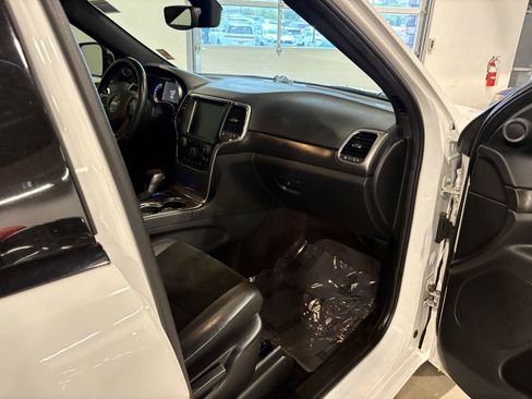 Used 2017 Jeep Grand Cherokee Altitude AWD/4WD image 17