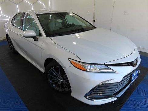 Used 2021 Toyota Camry XLE FWD image 5