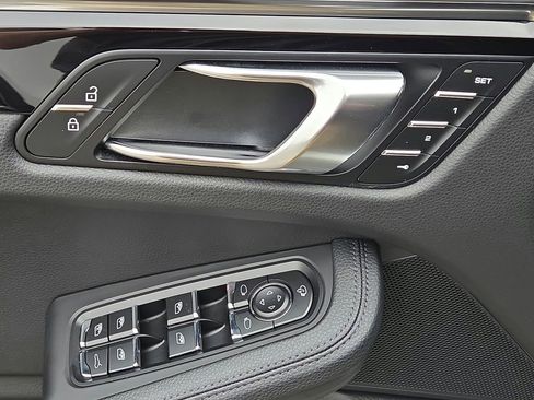 Certified 2026 Porsche Macan AWD/4WD image 7