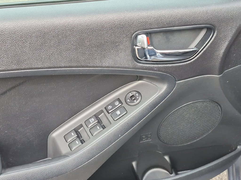 Used 2017 Kia Forte S FWD image 11
