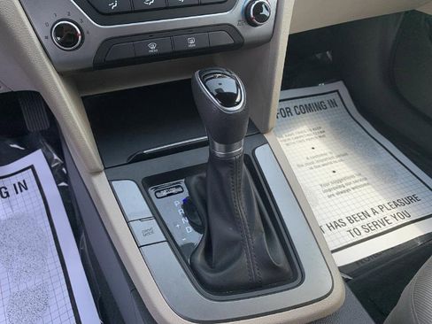 Used 2017 Hyundai Elantra SE image 20