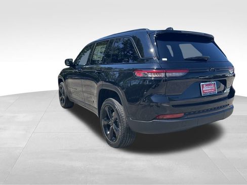 New 2025 Jeep Grand Cherokee Altitude image 4