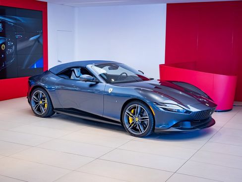 Used 2025 Ferrari Roma Spider image 31