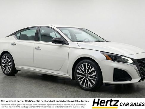 Used 2025 Nissan Altima 2.5 SV image 1