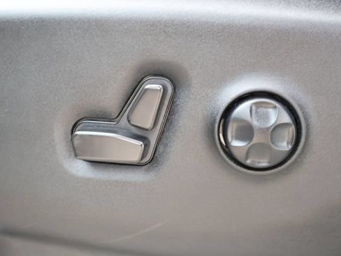 Used 2024 Chrysler Pacifica Touring-L FWD image 13