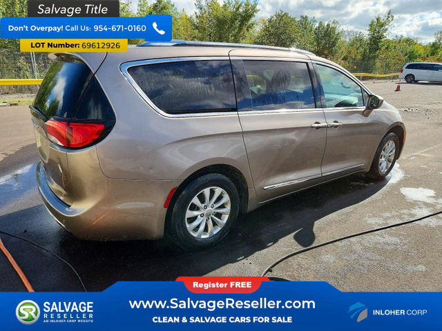Used 2018 Chrysler Pacifica Touring-L Plus FWD image 4