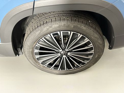 Used 2025 Volkswagen Taos SE FWD image 11