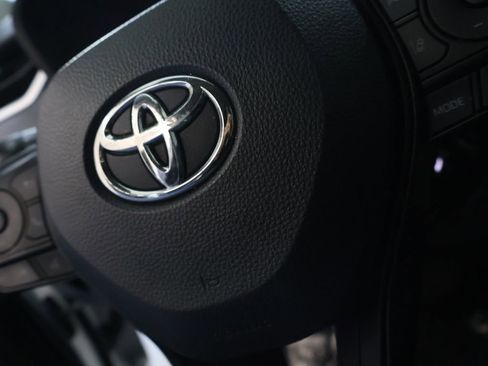 Used 2020 Toyota RAV4 LE FWD image 21