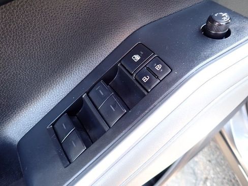 Used 2024 Toyota Highlander XLE AWD/4WD image 17