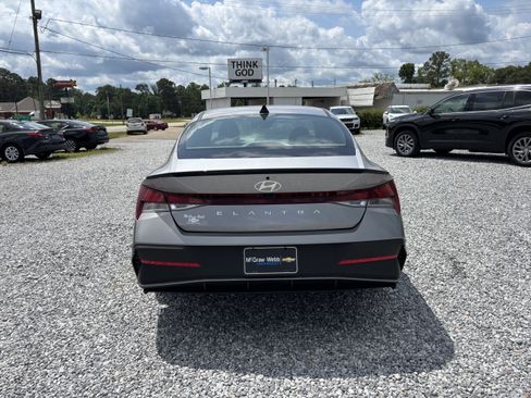 Used 2025 Hyundai Elantra Sport FWD image 3