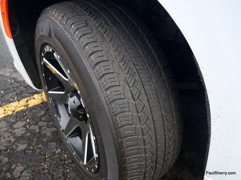 Used 2024 Chrysler Pacifica Touring image 31