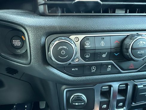 Used 2025 Jeep Wrangler Sport AWD/4WD image 17