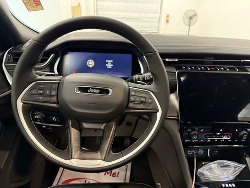 New 2025 Jeep Grand Cherokee Limited image 18