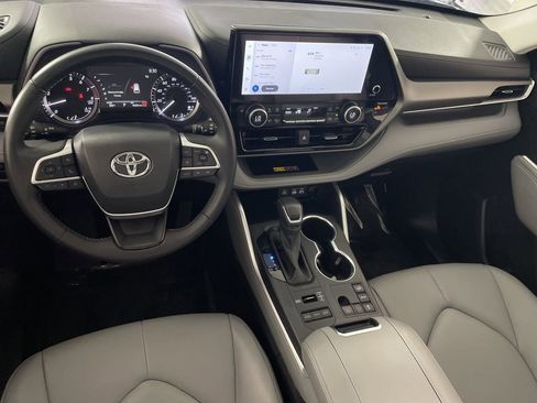 Used 2025 Toyota Highlander XLE AWD/4WD image 21