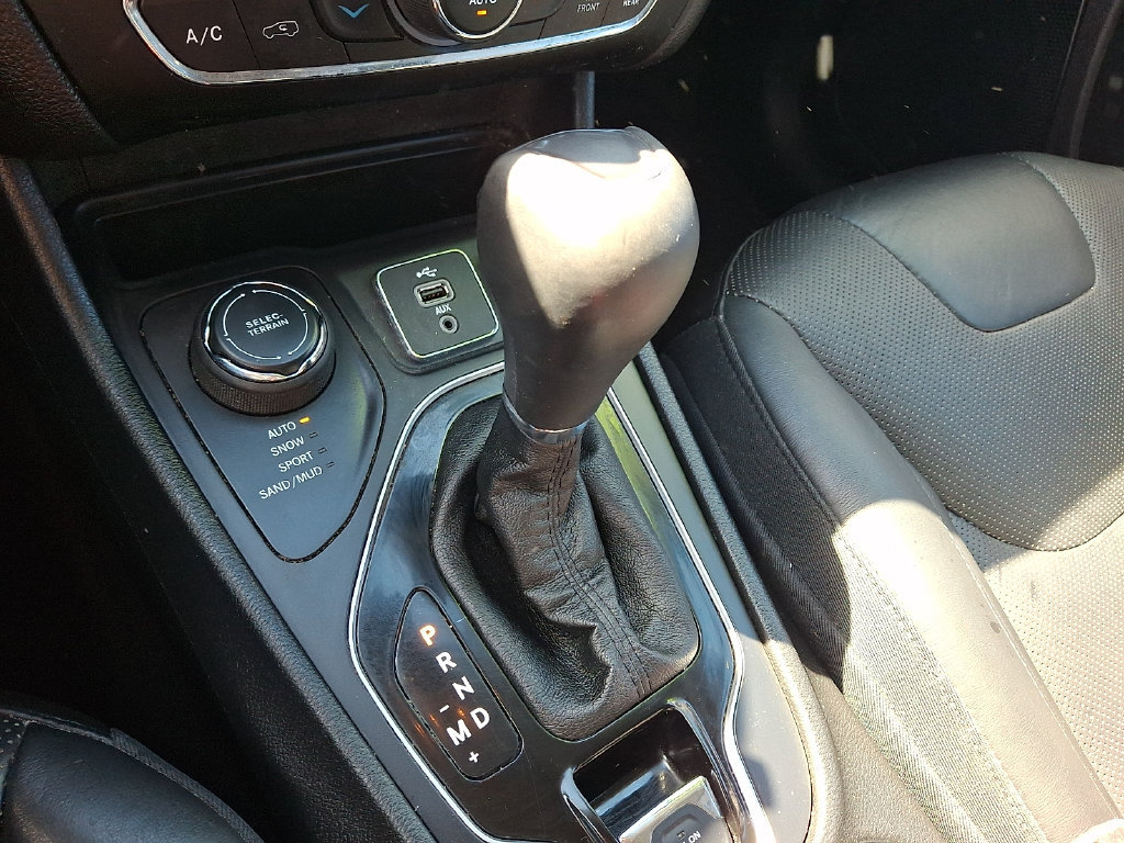 Used 2019 Jeep Cherokee Limited AWD/4WD image 16