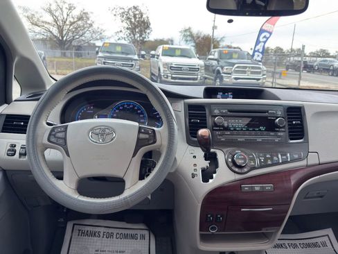 Used 2014 Toyota Sienna XLE image 18