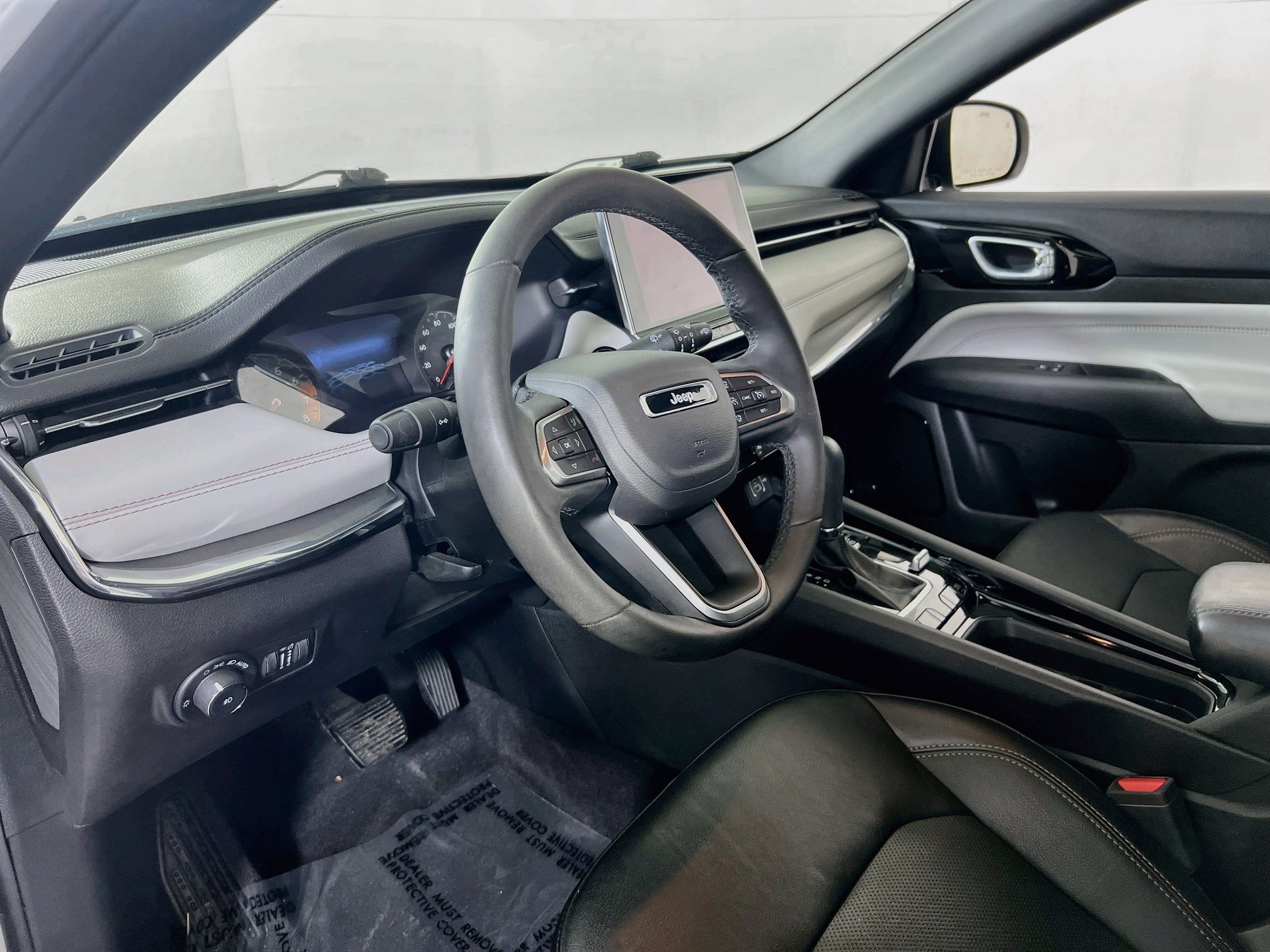 Used 2023 Jeep Compass Limited w/ Sun and Sound Group AWD/4WD image 9