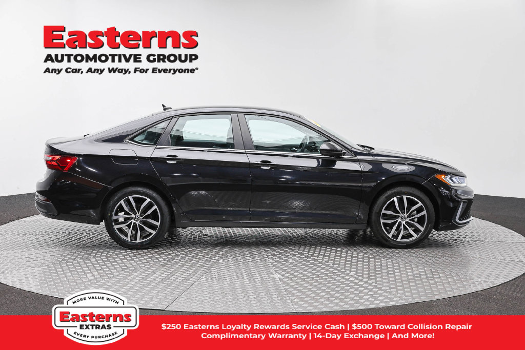 Used 2025 Volkswagen Jetta SE FWD image 5