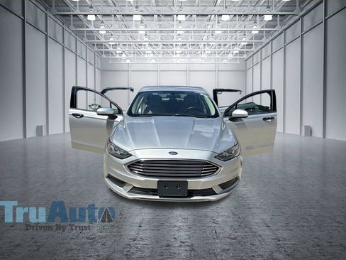 Used 2018 Ford Fusion SE w/ Fusion SE Technology Package FWD image 11