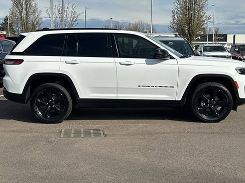 Used 2023 Jeep Grand Cherokee Altitude image 3