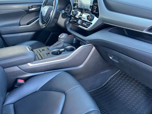 Used 2020 Toyota Highlander XLE image 14