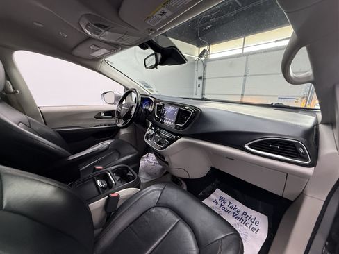 Used 2018 Chrysler Pacifica Touring-L w/ Advanced Safetytec Group FWD image 27