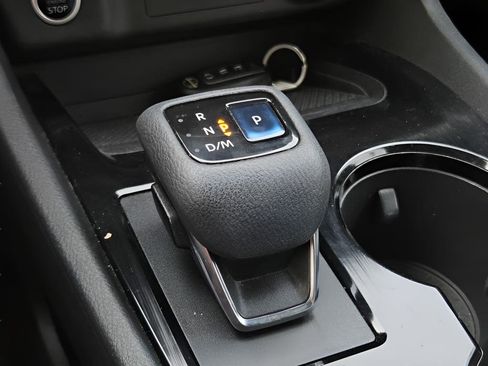 Used 2022 Nissan Rogue SV image 25