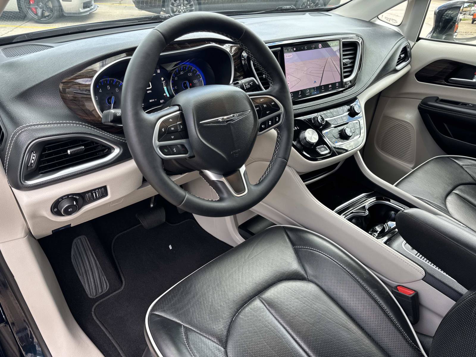 Used 2024 Chrysler Pacifica Limited FWD image 19