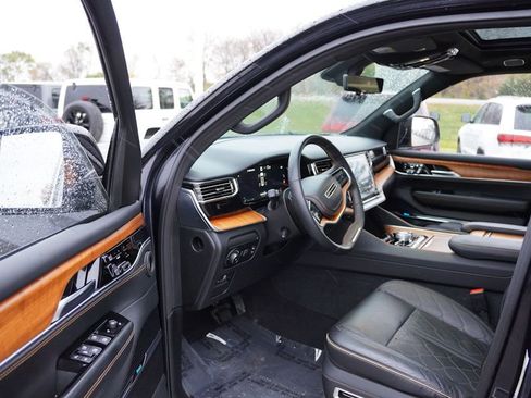 Used 2024 Jeep Grand Wagoneer Series III AWD/4WD image 15