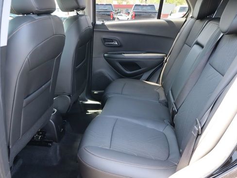 Used 2022 Chevrolet Trax LT w/ LT Convenience Package AWD/4WD image 18