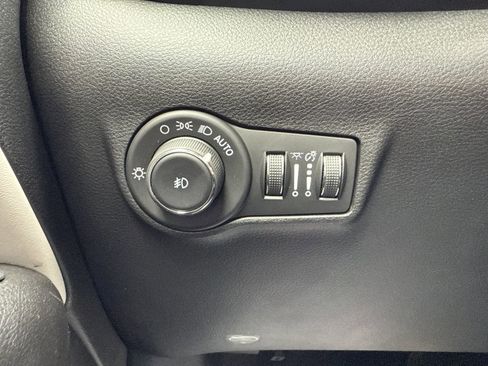 Used 2024 Jeep Compass Limited image 19