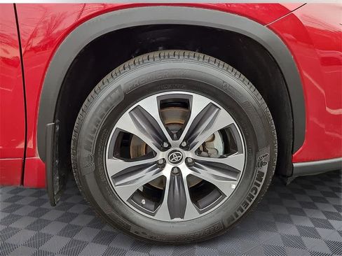 Used 2021 Toyota Highlander XLE image 8