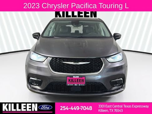 Used 2023 Chrysler Pacifica Touring-L FWD image 2