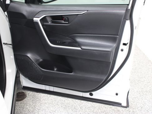Used 2020 Toyota RAV4 LE FWD image 30