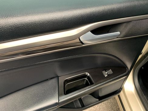 Used 2017 Ford Fusion SE w/ Fusion SE Technology Package image 29