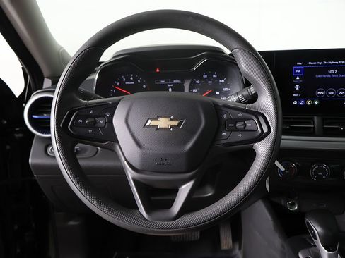 Used 2025 Chevrolet Trax LS FWD image 33