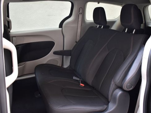 Used 2019 Chrysler Pacifica L FWD image 18