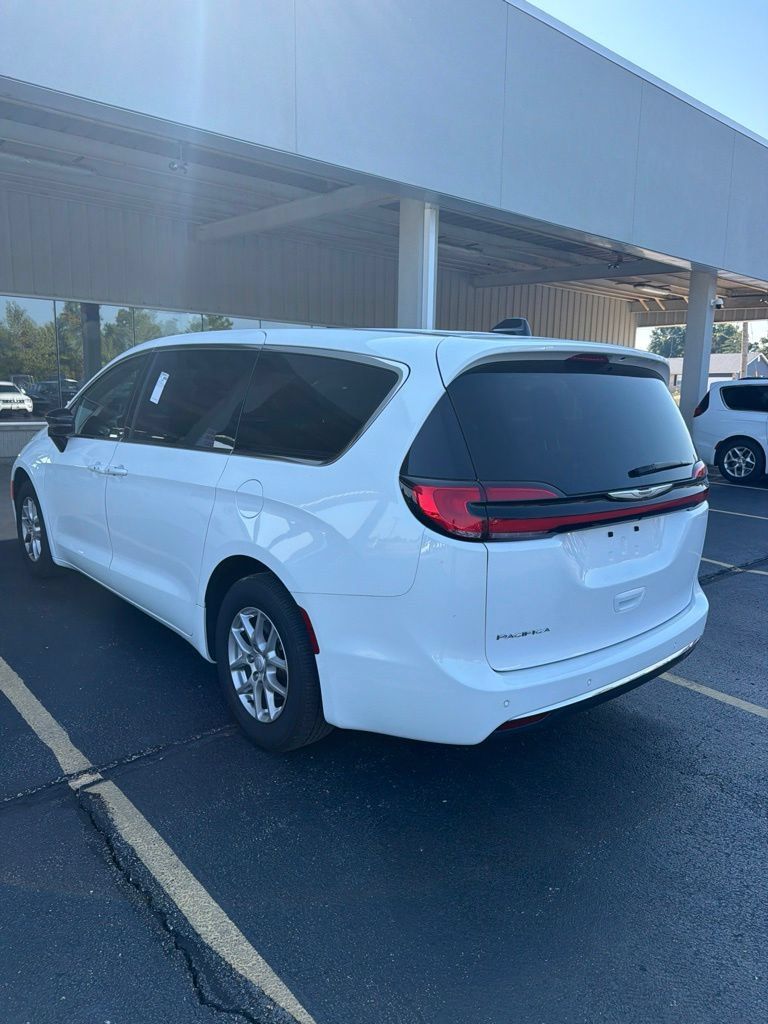Used 2025 Chrysler Pacifica Select FWD image 2