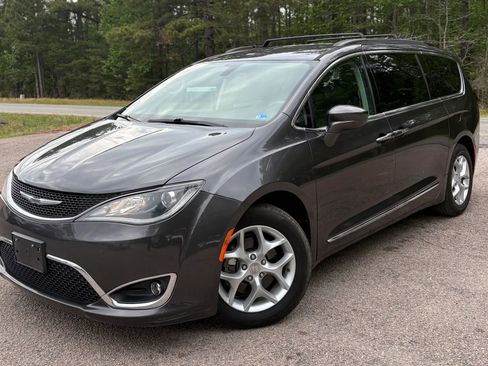 Used 2017 Chrysler Pacifica Touring-L w/ Tire & Wheel Group FWD image 2