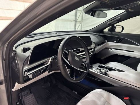 Used 2024 Cadillac Lyriq Luxury AWD/4WD image 8
