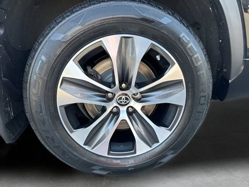 Used 2023 Toyota Highlander XLE AWD/4WD image 43