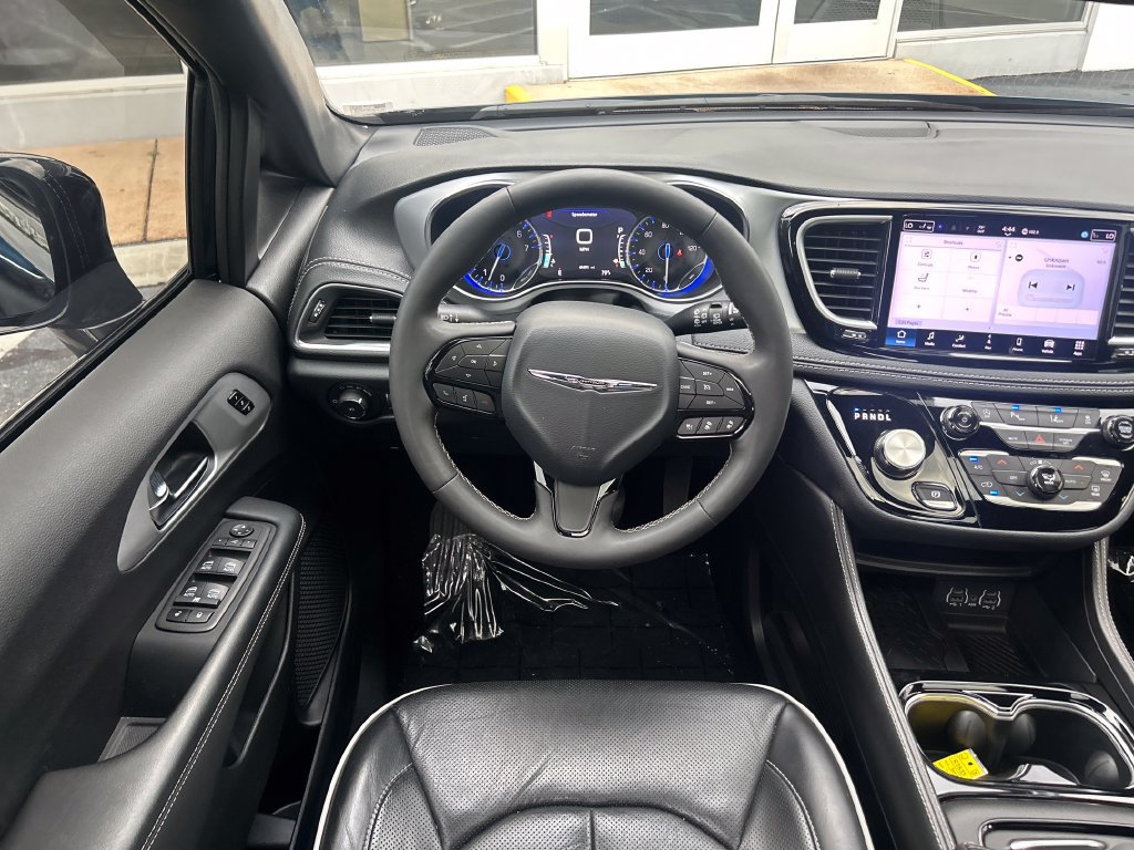 Used 2025 Chrysler Pacifica Limited FWD image 16