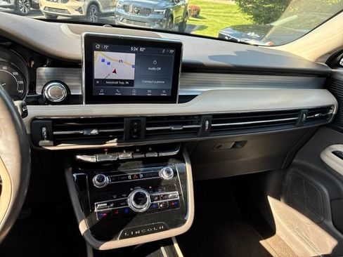 Used 2022 Lincoln Corsair AWD w/ Premium Package image 18