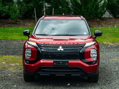 New 2025 Mitsubishi Outlander image 2